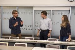 StudentsdiscussthescrollwithDrShepherd