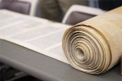 Torahscrollrolledoutontable