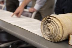 Torahscrollrolledoutonthetable