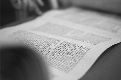 blackandwhitepictureofacloseupoftheTorahScroll