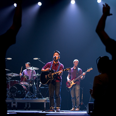 Students worship in chapel